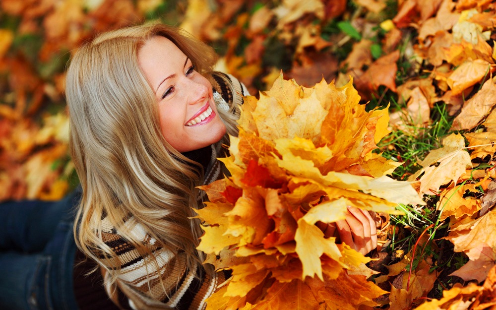 Осенняя фотосессия с букетом из листьев