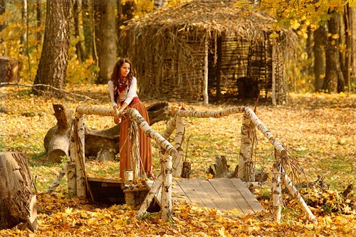 Осенняя фотосессия с домиком в лесу