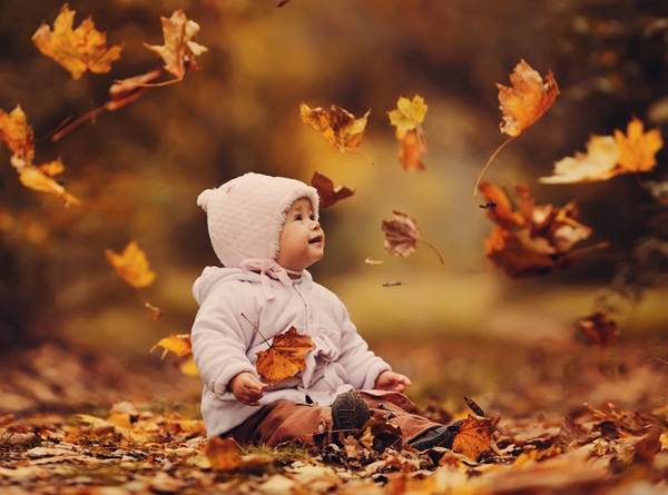 Осенняя фотосессия в разбросанных листья