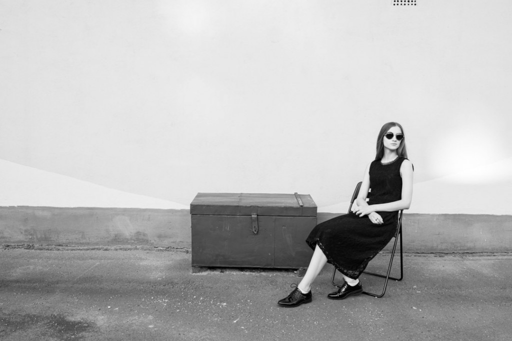 Фотосессия девушек в черно-белом стиле (девушка с косой)