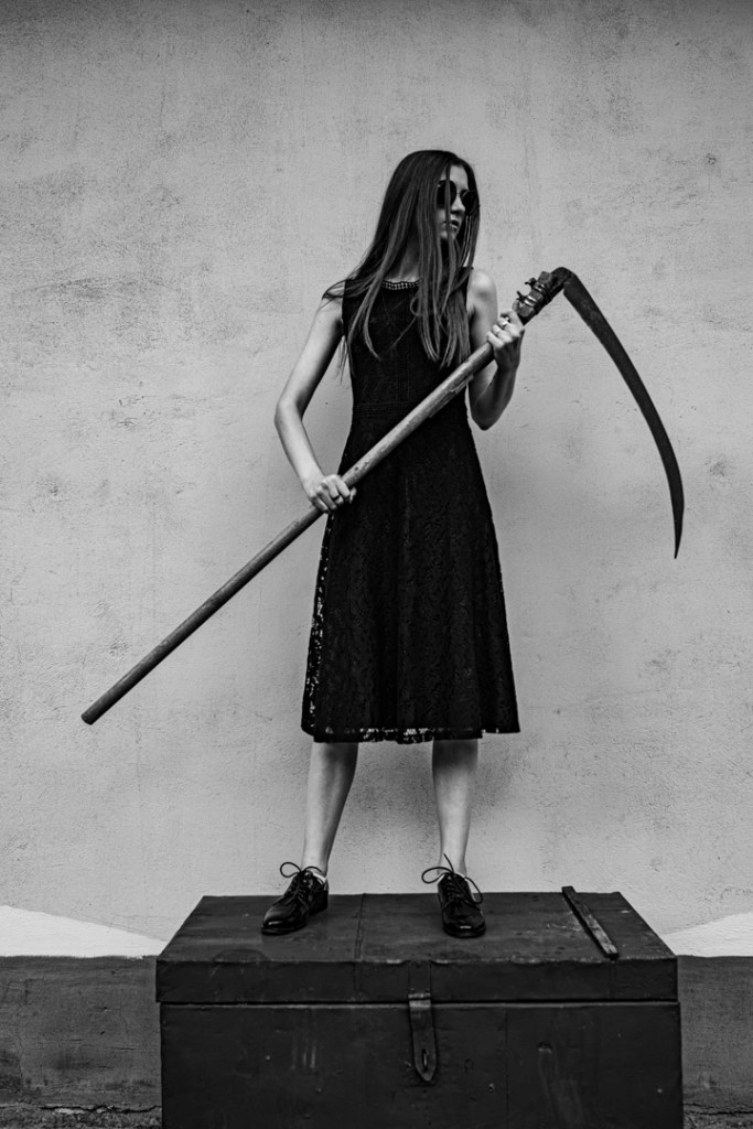 Фотосессия девушек в черно-белом стиле (девушка с косой)