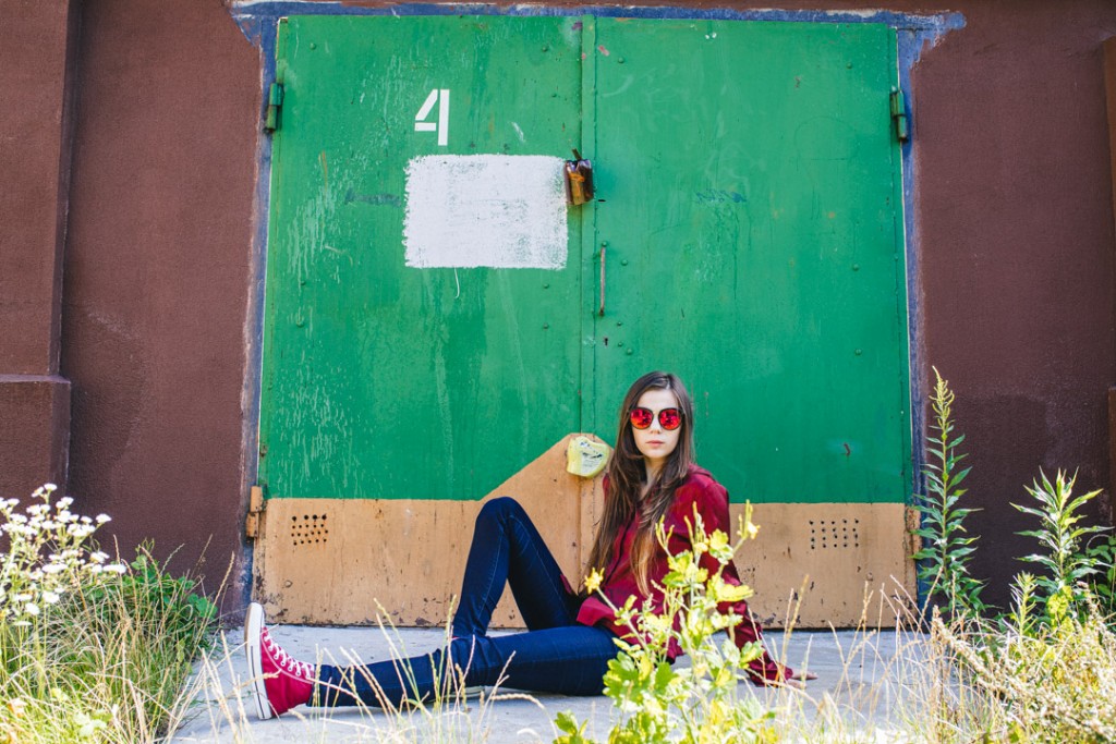 Фотосессия девушки в гаражах и на фоне кирпичных стен
