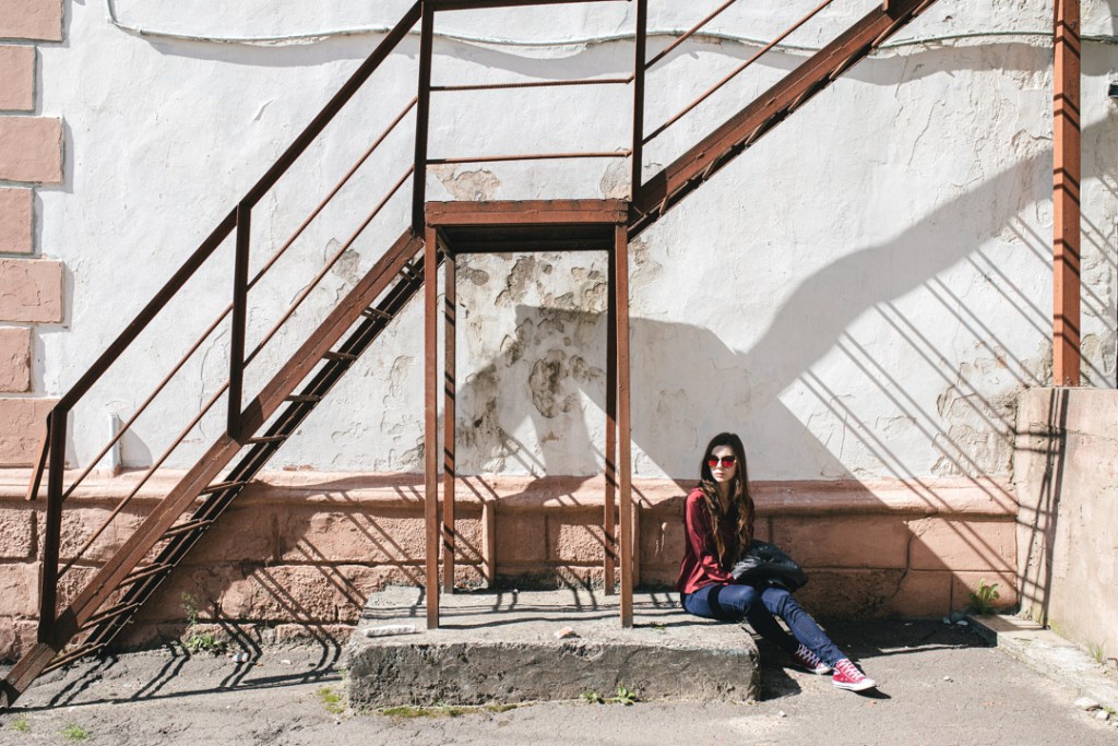 Фотосессия девушки  в гаражах и на фоне кирпичных стен