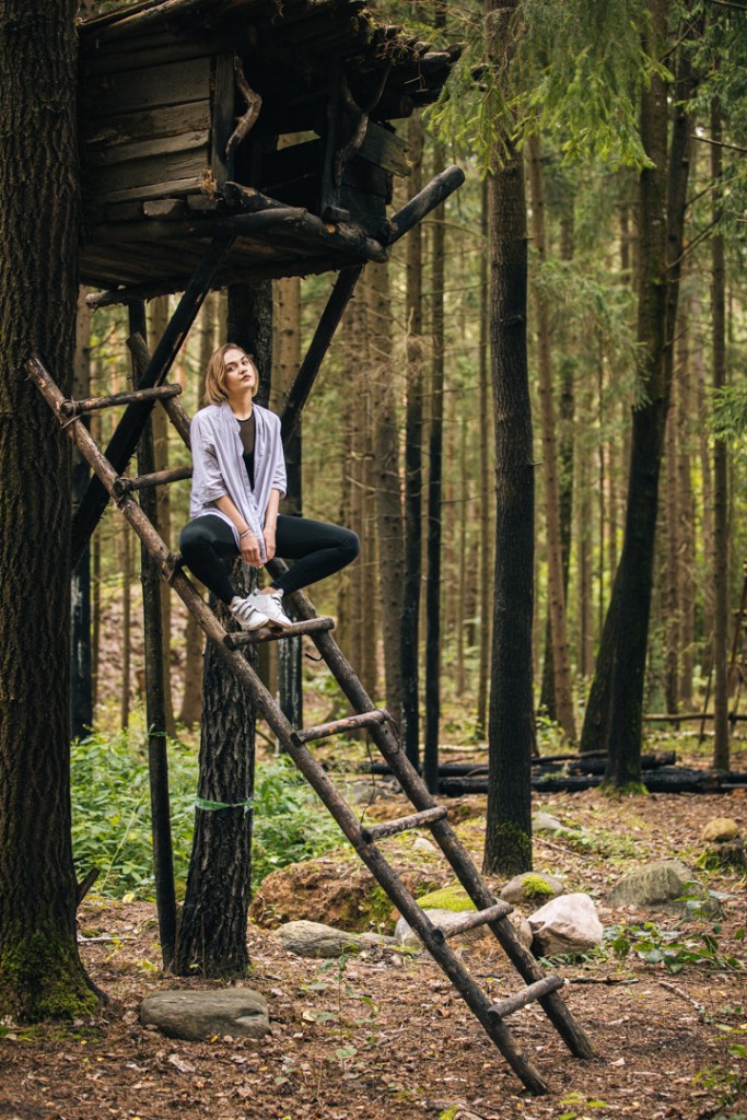 Фотосессия девушки у лесных избушек