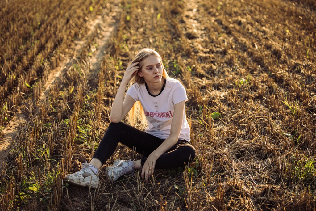 Фотосессия девушки в поле