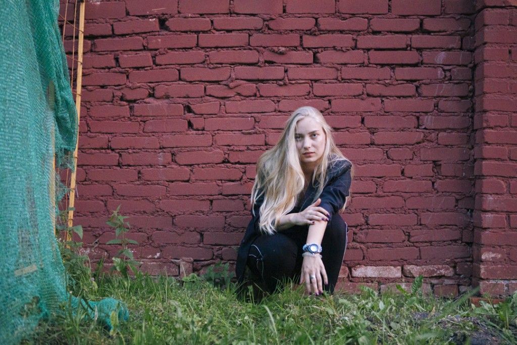 Фотосессия девушки в заброшенных местах, у кирпичной стены, на фоне старого забора