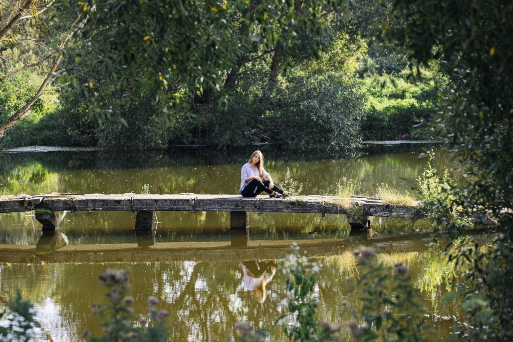 Фотосессия девушки в парке и у воды