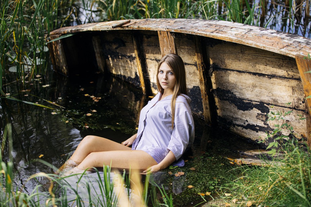 Фотосессия девушки в болоте, на фоне старой лодки и в самой лодке на воде