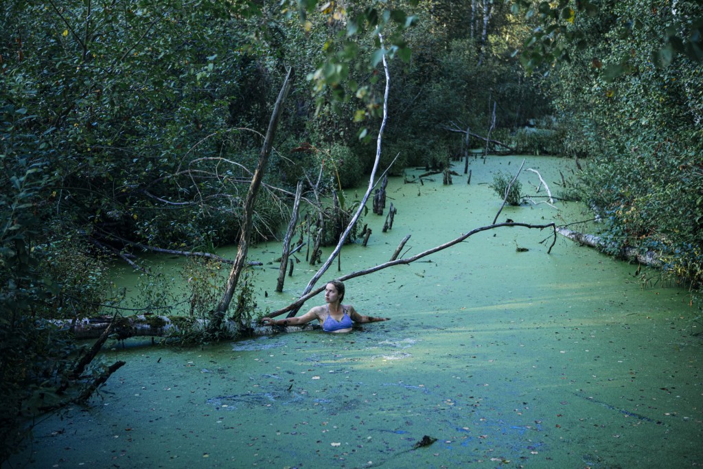Фотосессия девушки в болоте, на фоне старой лодки и в самой лодке на воде